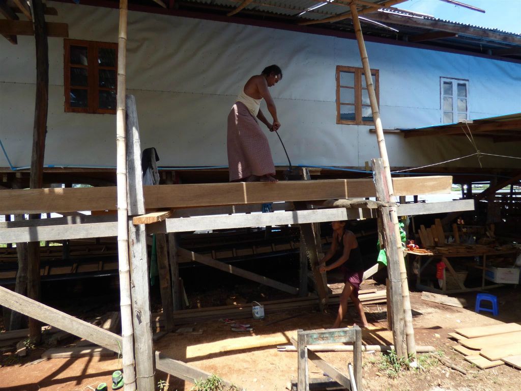 INLE MEER - twee mannen bezig met een grote zaag