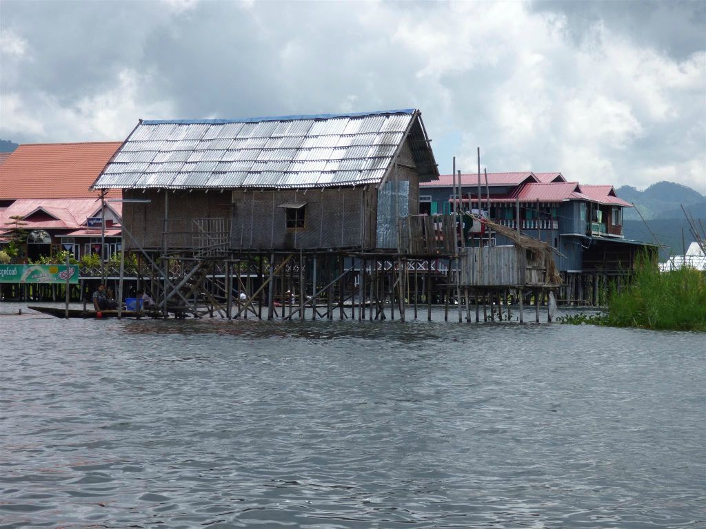 INLE MEER - enkele paalwoningen