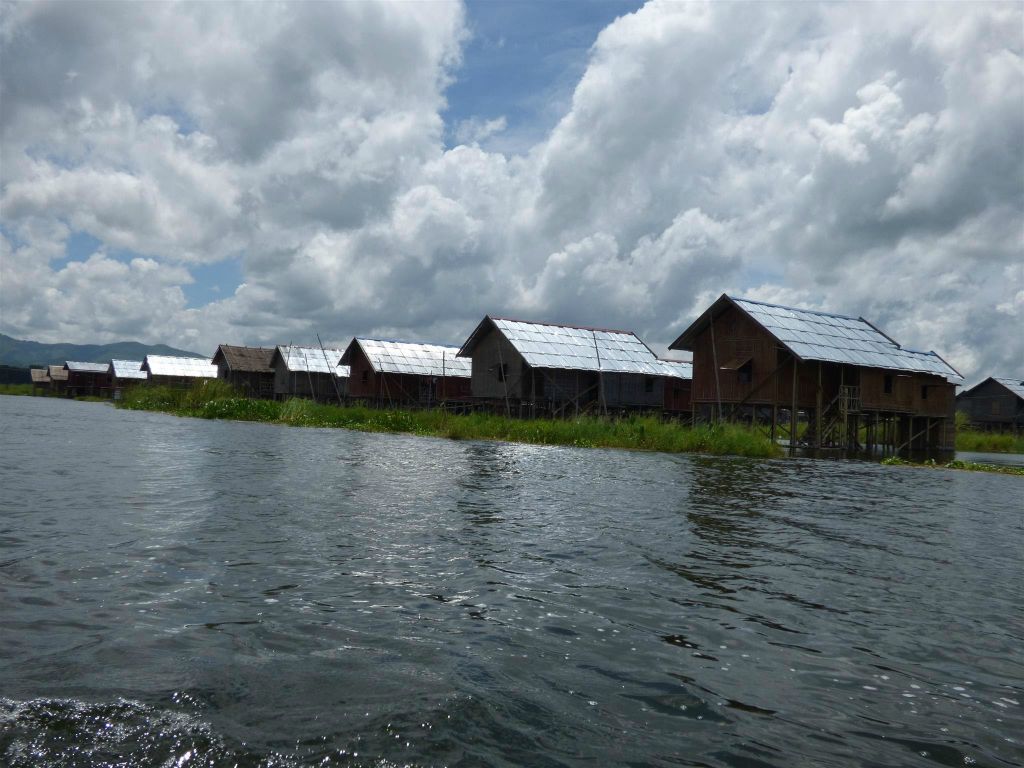 INLE MEER - enkele paalwoningen