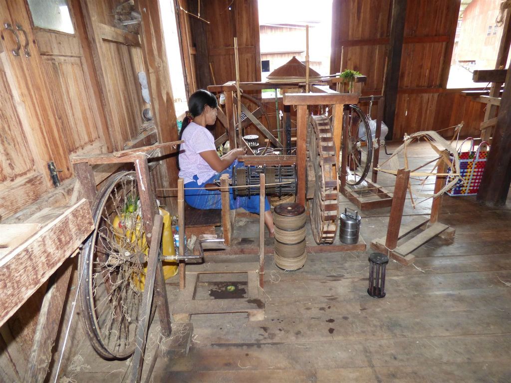 INLE MEER - een vrouw die garen aan het  spinnen is in het dorp Phaw Khone