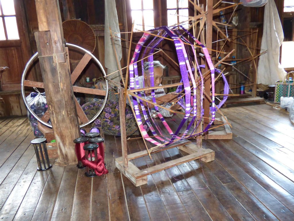 INLE MEER - een vrouw die garen aan het  spinnen is in het dorp Phaw Khone