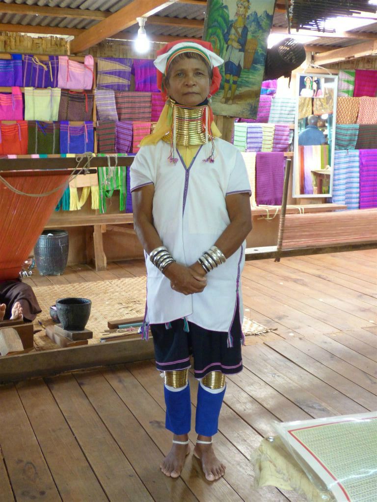 INLE MEER - een vrouw van de Kayan Lahwi stam op de Win Yadanaa markt