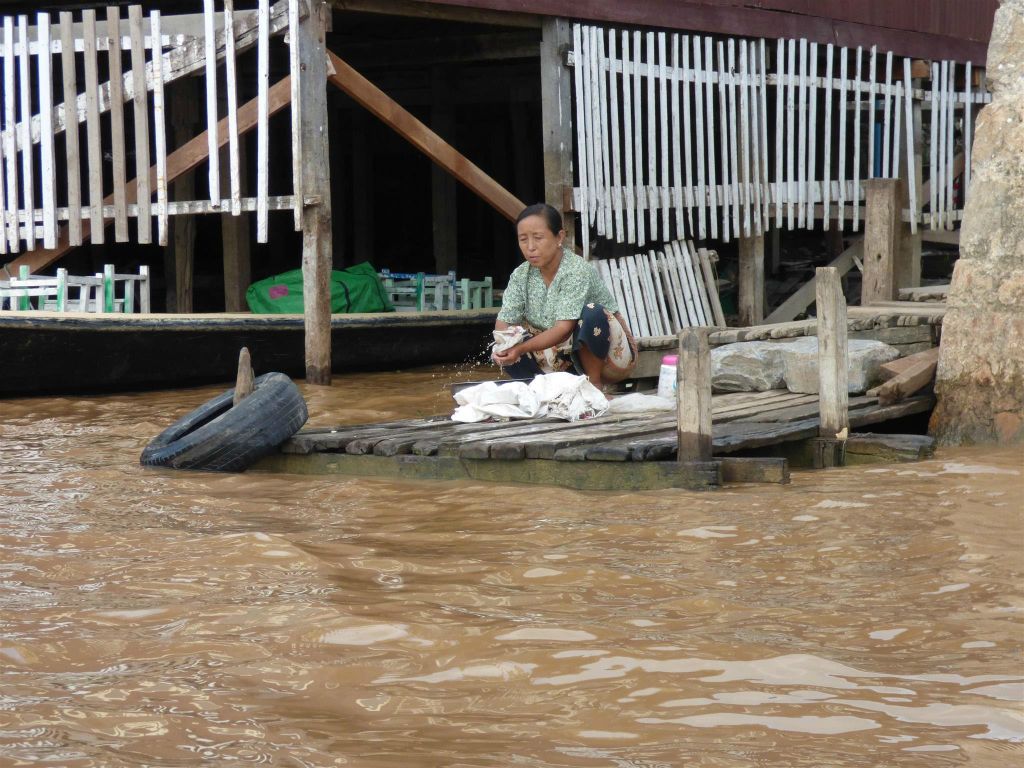 INLE MEER - een vrouw die de was doet
