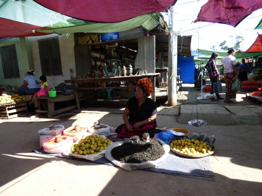 NYAUNGSHWE - een vrouw op de Mingalar markt