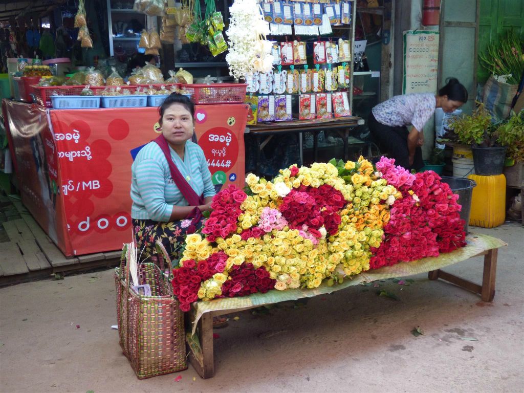 NYAUNGSHWE - een bloemenkraam op de Mingalar markt