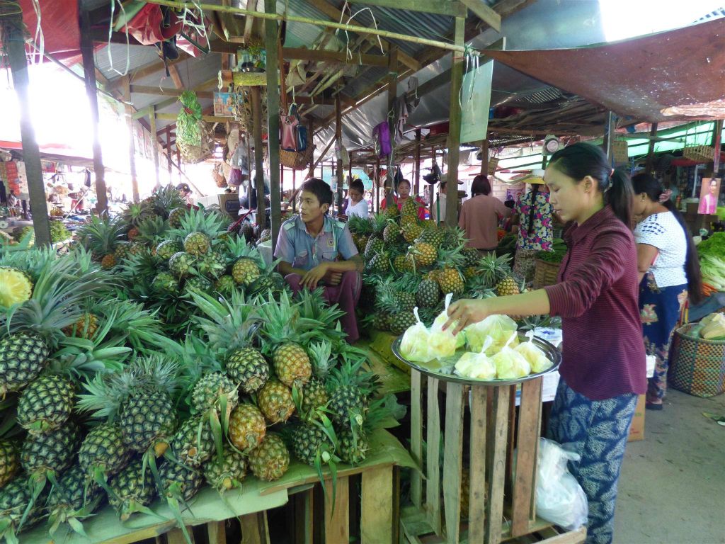 NYAUNGSHWE - een kraam met ananas op de Mingalar markt