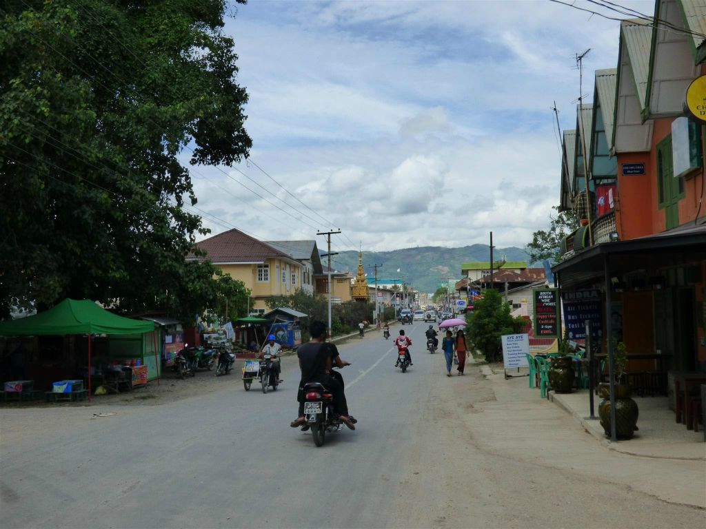 NYAUNGSHWE - de hoofdstraat Yone Gyi