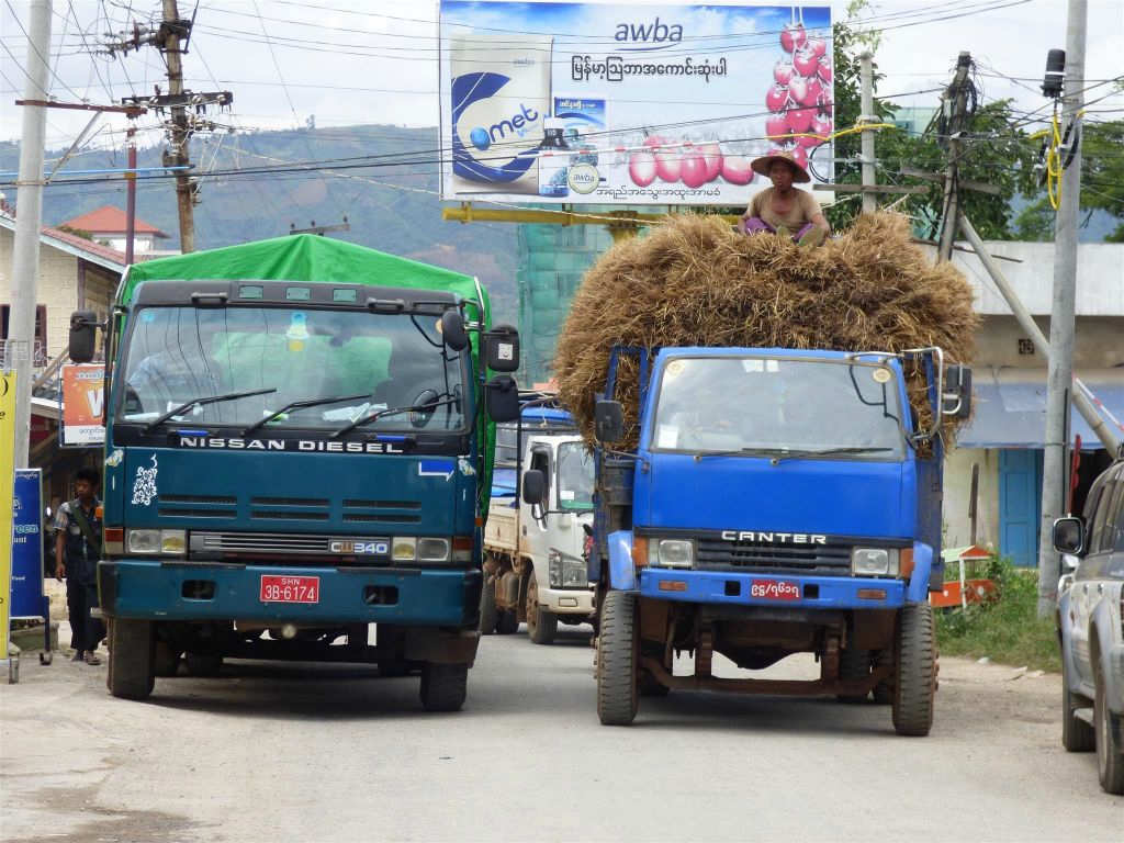 NYAUNGSHWE - een man op een vrachtwagen