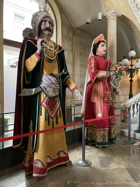 TARRAGONA - twee reuzen in het stadhuis