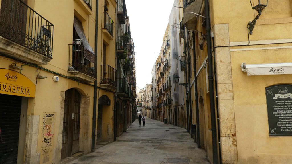 TARRAGONA - de straat Carrer de Sant Domènec