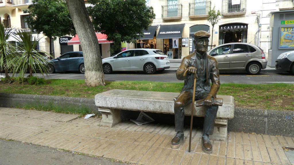 TARRAGONA - een standbeeld ter ere van de Catalaanse drukker Josep Pau Virgilio y Sanromà (1895-1993)