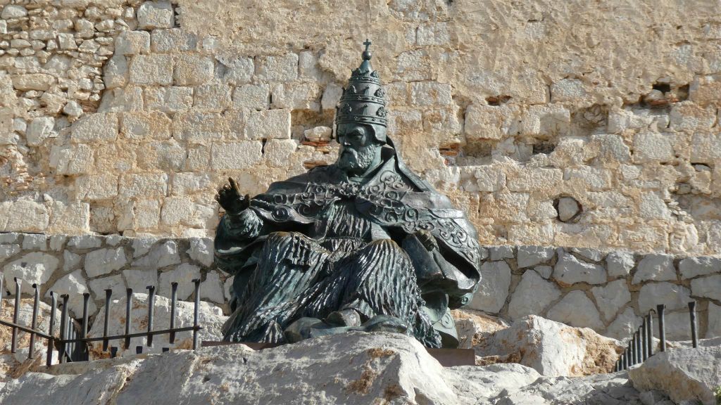 PEÑÍSCOLA - een standbeeld ter ere van de Spaanse bisschop Pedro Martinez de Luna (1328-1423)