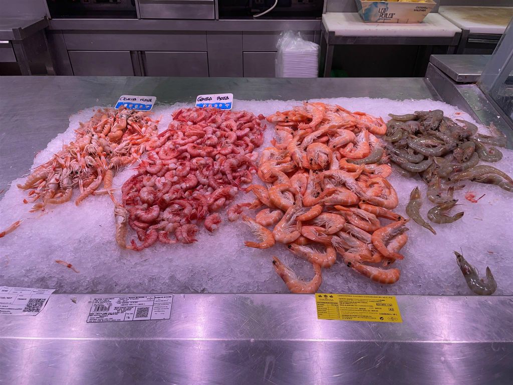VALENCIA - enkele garnalen bij de versmarkt Mercado Central