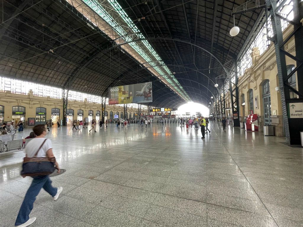 VALENCIA - binnen in het treinstation Valencia-Noord