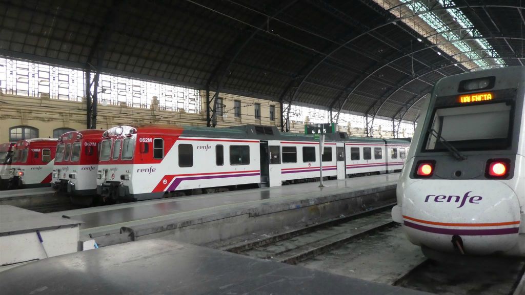 VALENCIA - enkele treinen in het treinstation Valencia-Noord