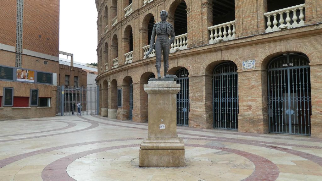 VALENCIA - een standbeeld ter ere van de stierenvechter José Manuel Calvo Bonichón (1954-1992)