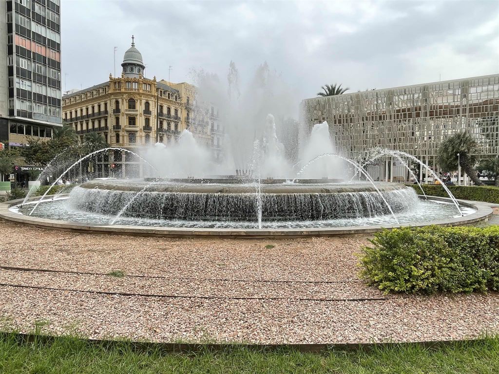VALENCIA - een fontein op het plein Plaza de l'Ajuntament