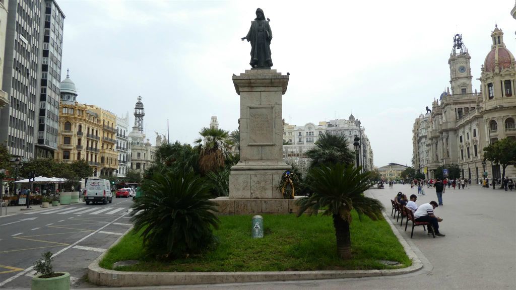 VALENCIA - een standbeeld ter ere van de ridder Francesc de Vinatea (1273-1333)