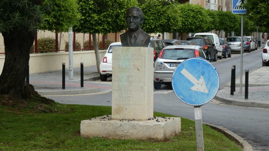 BENICARLÓ - een standbeeld ter ere van dokter Francisco Coll Colomé