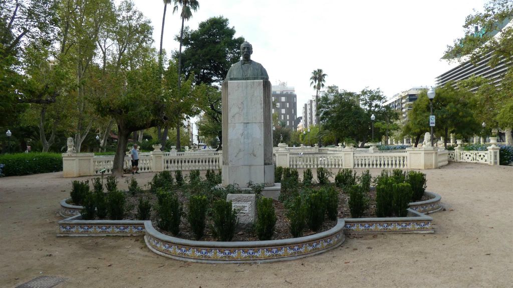 CASTELLÓN DE LA PLANA - een buste op voetstuk van Domingo Herrero, hoogleraar wiskunde en politicus in Ribalta park