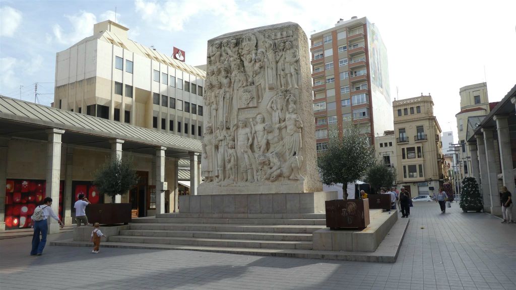 CASTELLÓN DE LA PLANA - een monument voor de stichting van Castellón op het plein Plaça de Santa Clara
