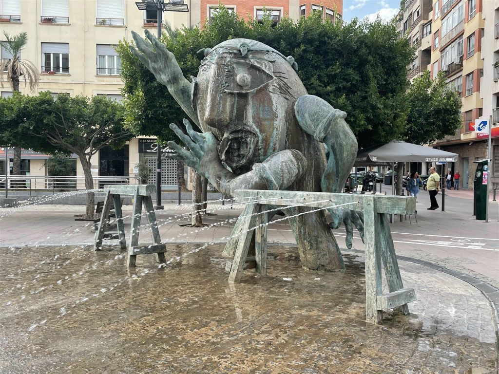 CASTELLÓN DE LA PLANA - een kunstwerk van de Ripollés-fontein op het Huerto Sogueros-plein