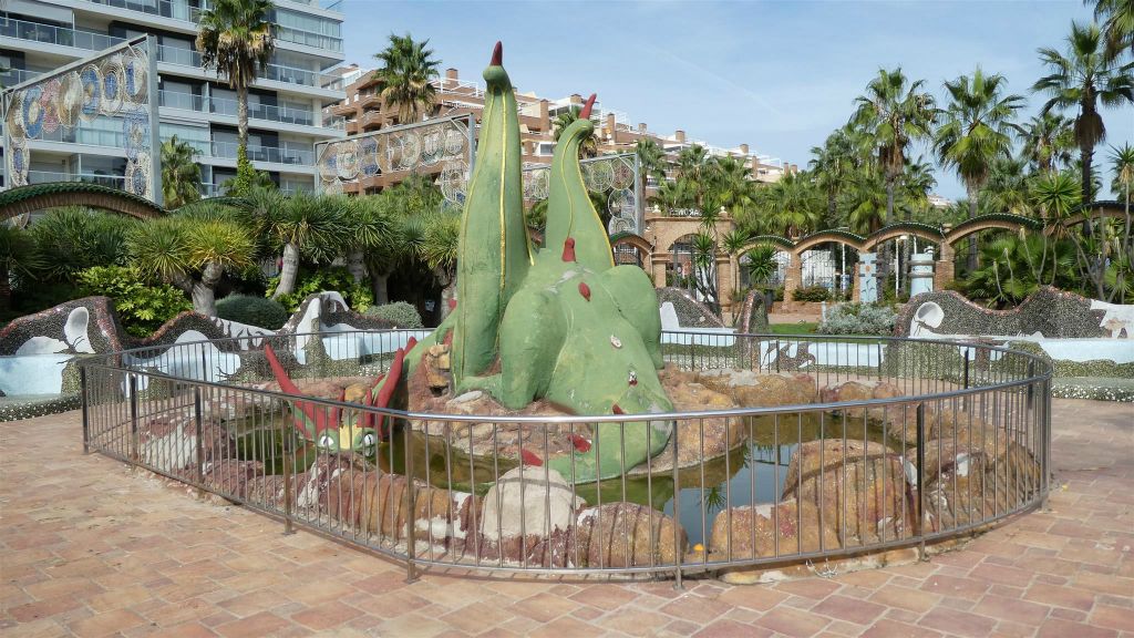 OROPESA DEL MAR - een drakenbeeld in een park