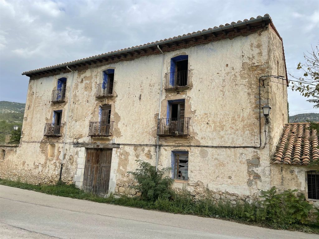 MORELLA - een oud gebouw bij het heiligdom van de maagd van Vallivana