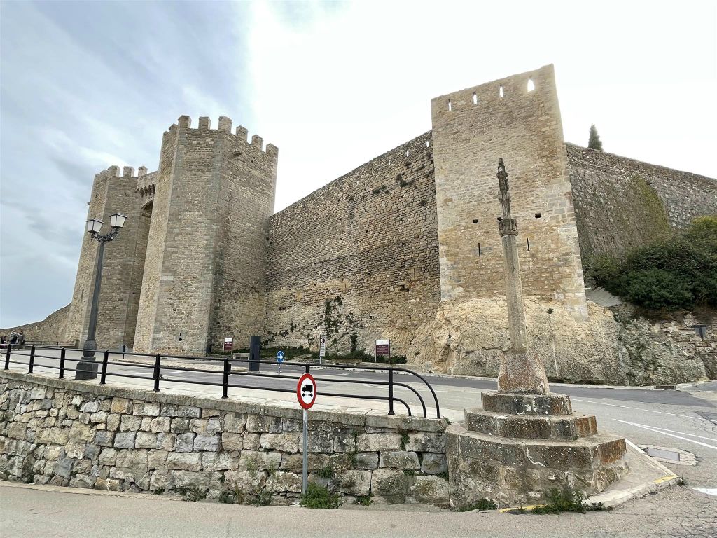 MORELLA - de stadsmuren met de Sant Miquel stadspoort