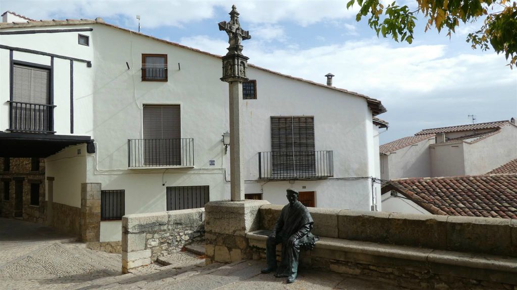 MORELLA - een kruis van de helling van Colomers bij het Julian Garcia Gisbert monument
