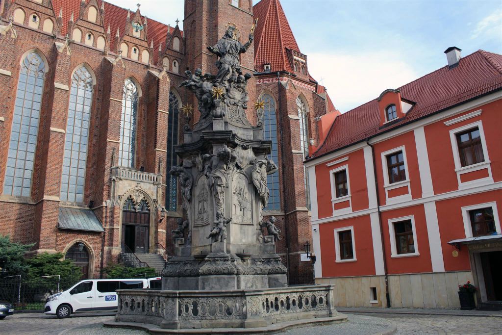 WROCLAW - het monument van Johannes van Nepomuk voor de collegiale kerk van het heilige kruis en St. Bartholomeus