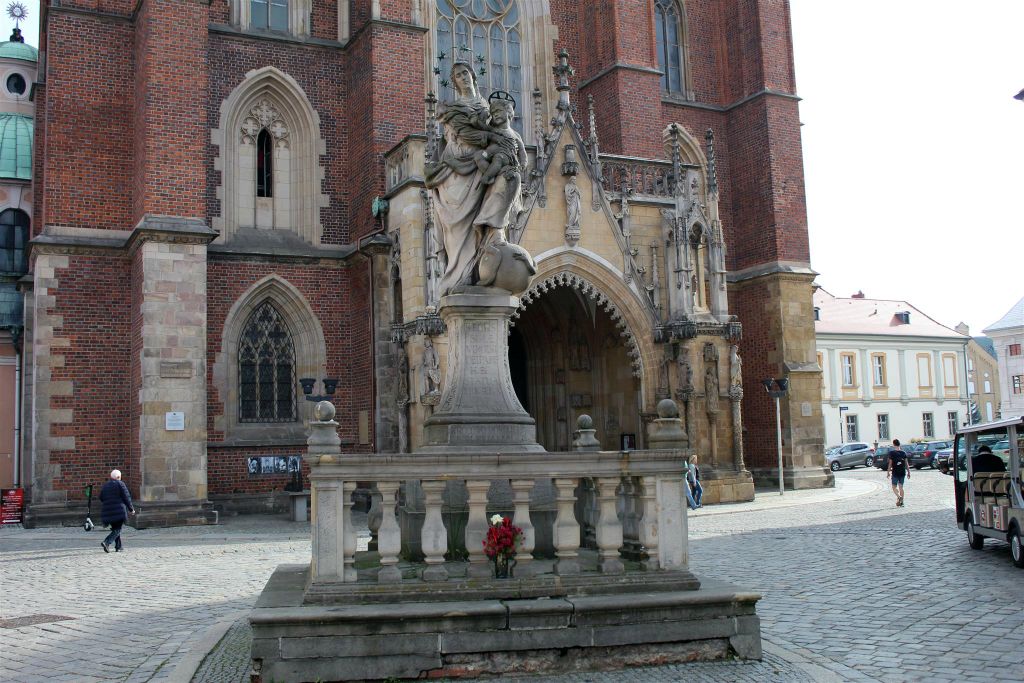 WROCLAW - een standbeeld van Madonna en kind voor de kathedraal van St. Johannes de Doper