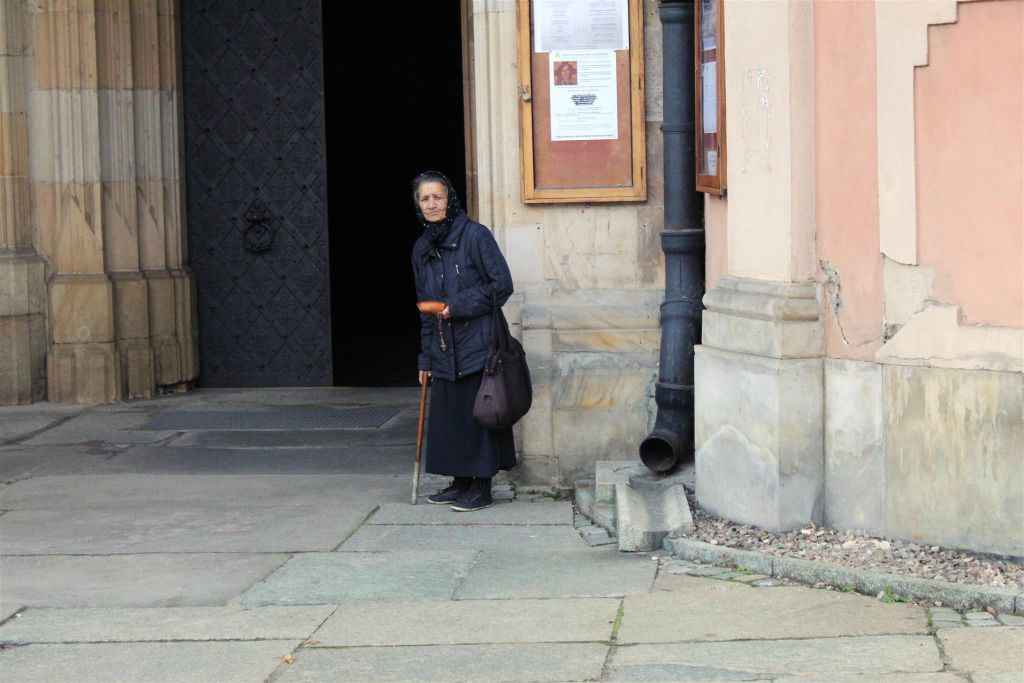 WROCLAW - een bedelaarster bij de kathedraal van St. Johannes de Doper