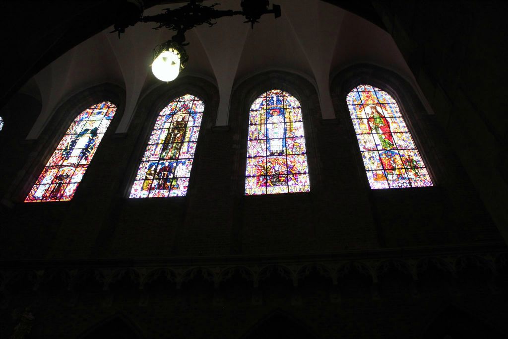 WROCLAW - enkele glas en lood ramen in de kathedraal van St. Johannes de Doper