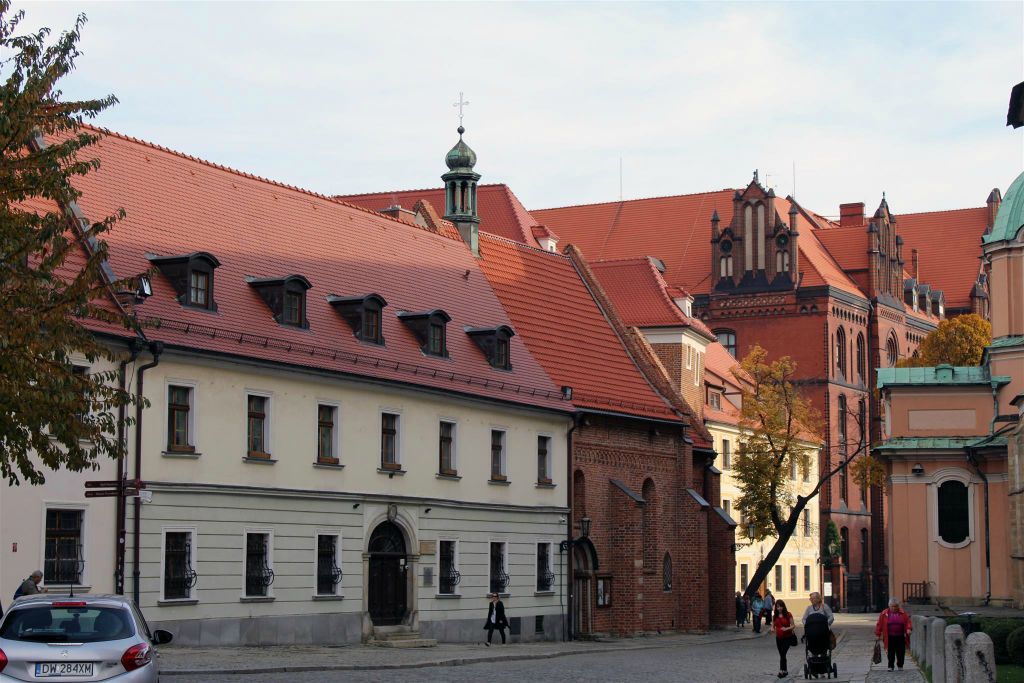 WROCLAW - een pastorie (links) en de kerk van St. Giles