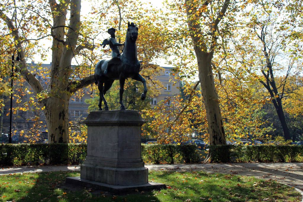 WROCLAW - een beeld van Cupido op Pegasus bij het Staromiejski park