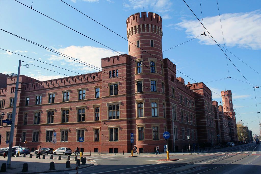WROCLAW - een gebouw met rechtbanken en een gevangenis