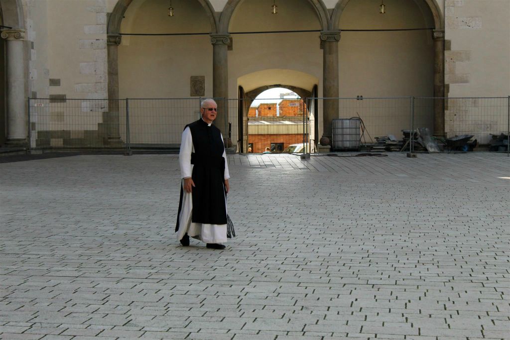 KRAKAU - een pastoor bij het koninklijk kasteel van Wavel
