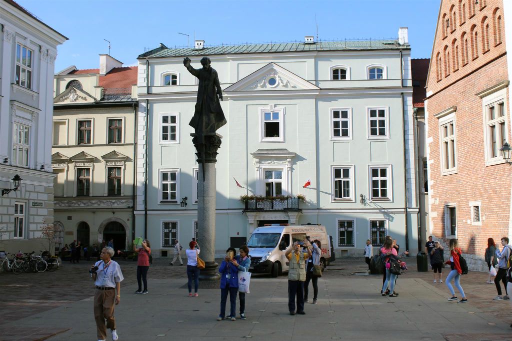 KRAKAU - het Skarga-monument op het San Marcoplein Mary Magdalene