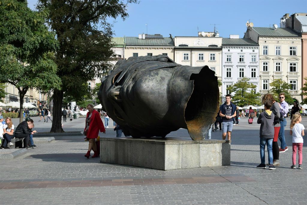 KRAKAU - het beeldhouwwerk "Eros Bendato" gemaakt door de Poolse beeldhouwer Igor Mitoraj