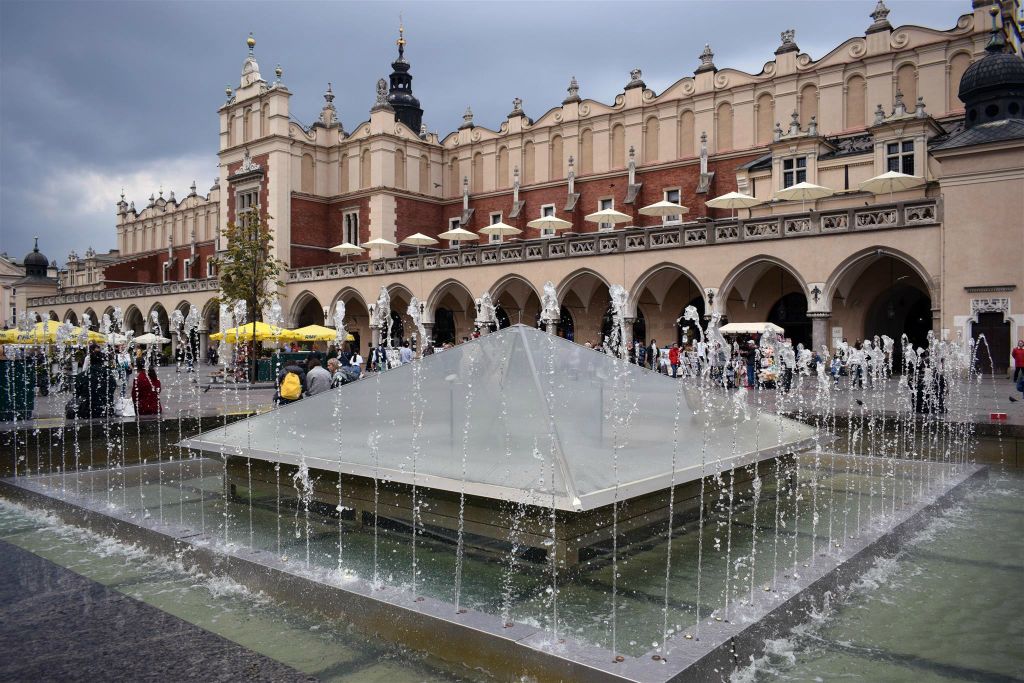KRAKAU - een fontein op het centrale plein Rynek Główny