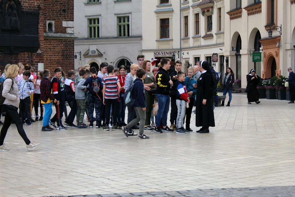 KRAKAU - een non met kinderen op het centrale plein Rynek Główny