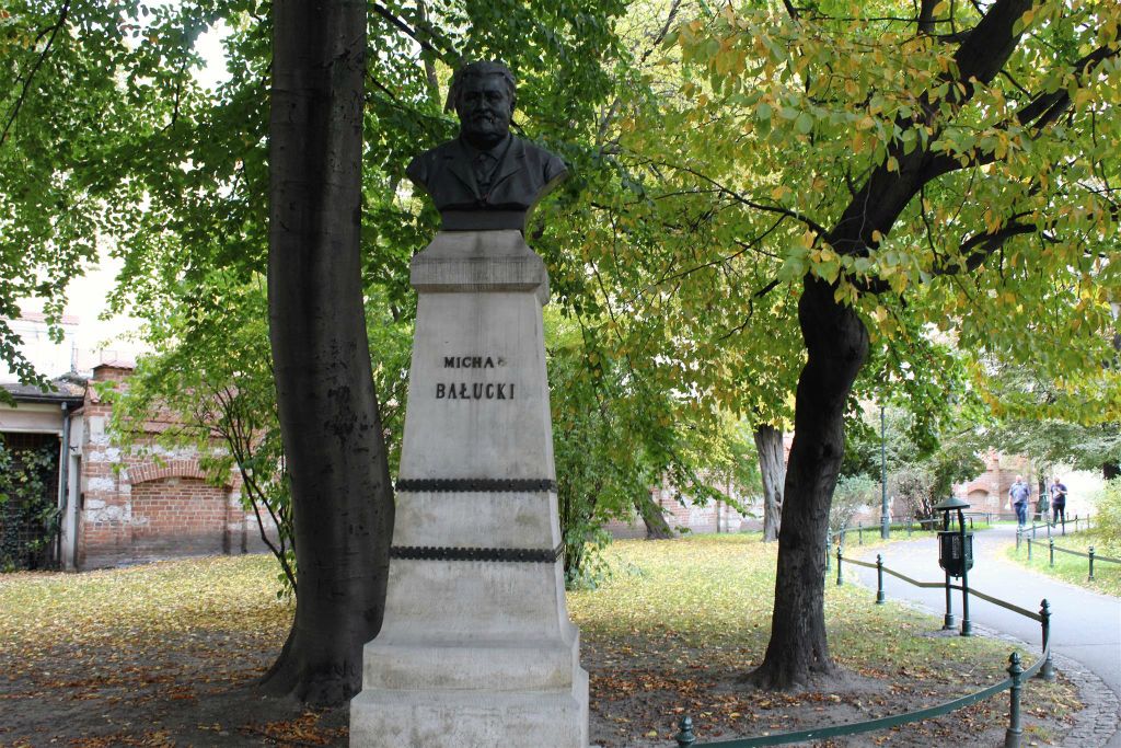 KRAKAU - een standbeeld ter ere van de Poolse toneelschrijver en dichter Michał Bałucki (1837-1901)