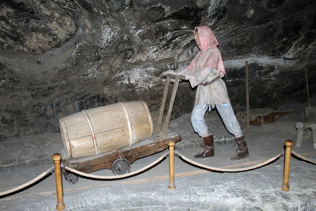 WIELICZKA - een pop die een mijnwerker voorstelt in de Wieliczka-zoutmijn