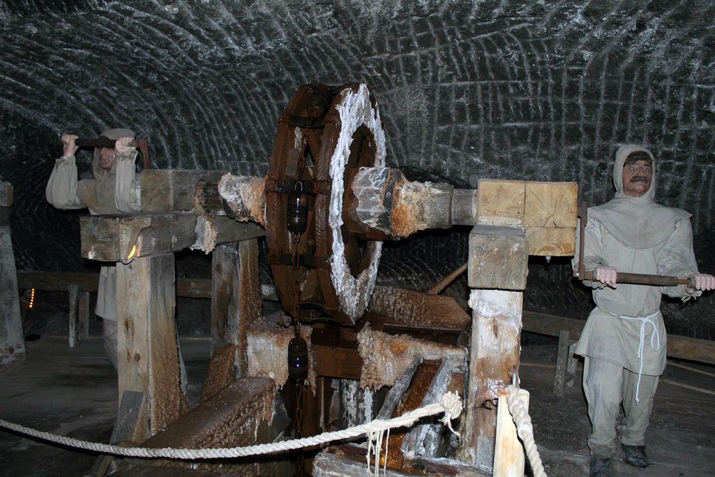WIELICZKA - twee poppen die mijnwerkers voorstellen in de Wieliczka-zoutmijn