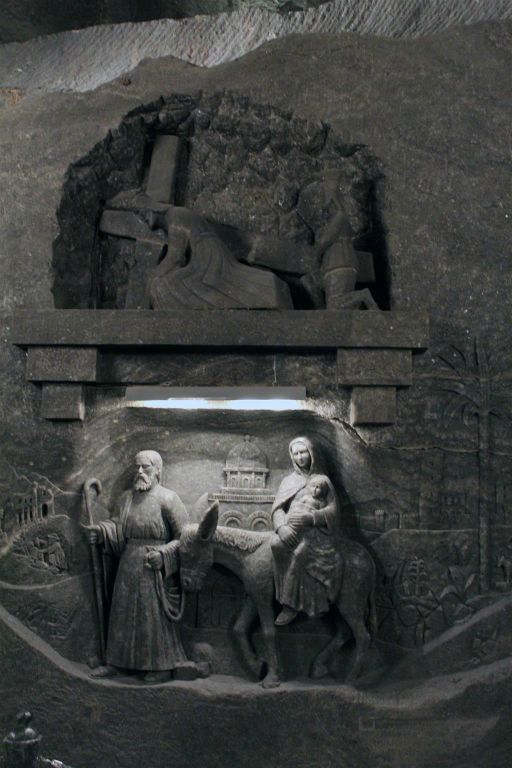 WIELICZKA - enkele steenzoutstandbeelden in de Sint Kinga kapel in de Wieliczka-zoutmijn
