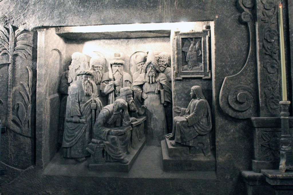 WIELICZKA - enkele uitgehouwen beelden in een steenzout muur in de Sint Kinga kapel in de Wieliczka-zoutmijn