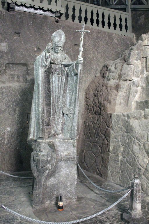 WIELICZKA - een steenzoutstandbeeld van paus Johannes Paulus II in de Sint Kinga kapel in de Wieliczka-zoutmijn