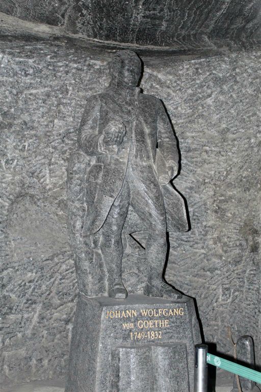 WIELICZKA - een steenzoutstandbeeld in een kapel in de Wieliczka-zoutmijn