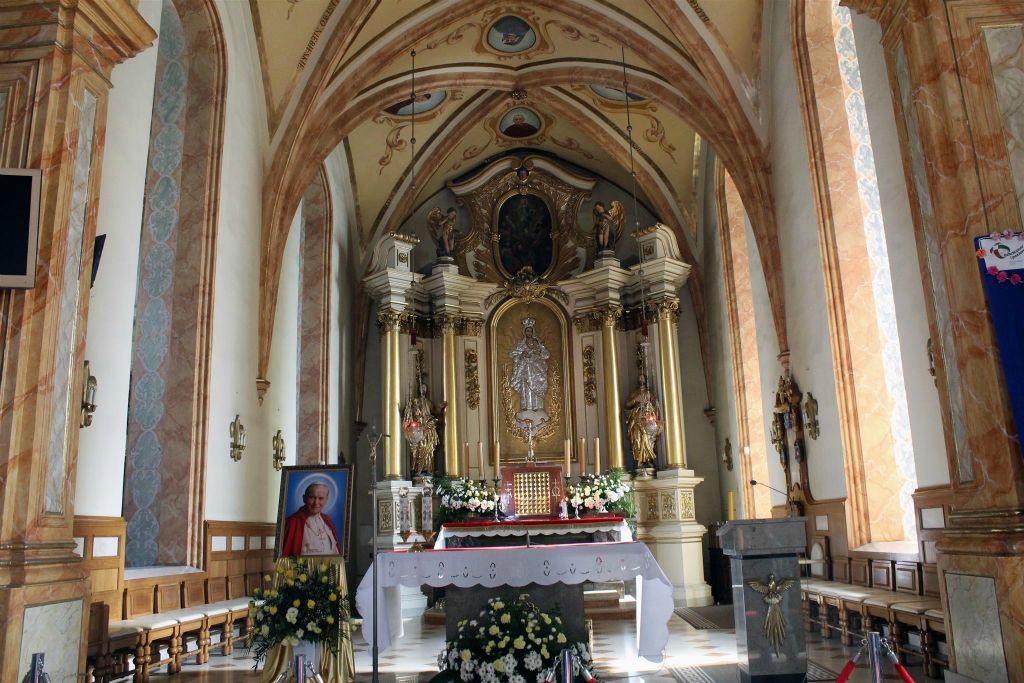 WADOWICE - binnen in de kleine basiliek van de presentatie van de heilige maagd Maria